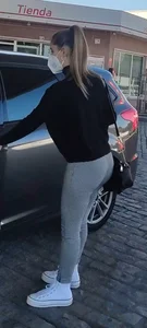 Adolescente en gasolinera
