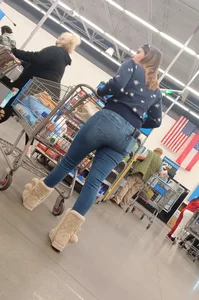 Cute milf, Nice ass in jeans! (OC)