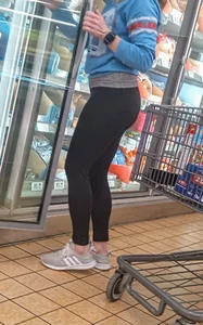 Satisfying MILF with nice round booty