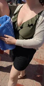 Cleavage mix at cruise port (OC)
