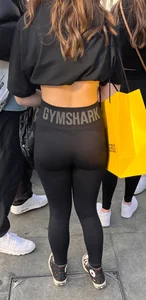 Tight booty in black gymshark leggings & croptop
