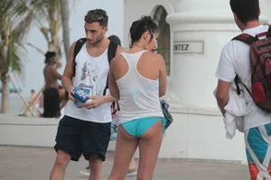 Even more hot and sexy bikini babes in Florida