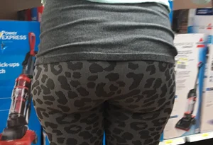 Thick Walmart milf ass in tight grey patterned leggings