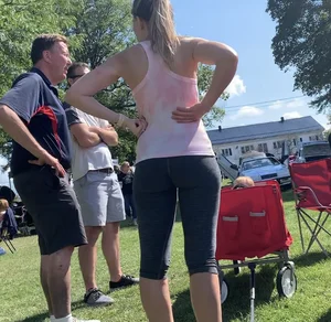 Car show MILF in leggings has a nice gap