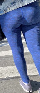 Amazing ass in blue yoga pants