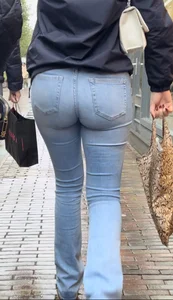 Thight round ass in jeans