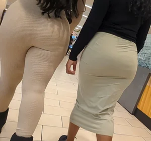 A few hot ladies at mall (OC)