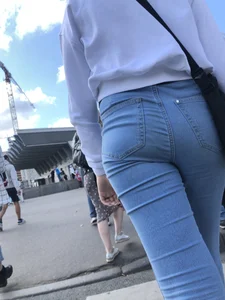 Awesome Butt in Tight Blue Jeans on a Crosswalk Creepshots Gallery