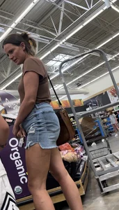 Milf in shorts catches on to me