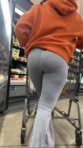 Short Latina has a very sexy ass in tight leggings (+ gifs)