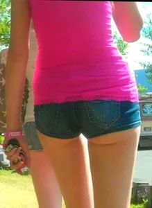 Skinny babe in denim shorts with a nice gap showing ass cheeks
