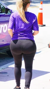 Candid chick with an amazing big booty and vpl in leggings