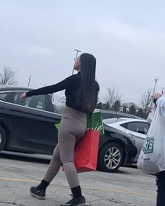 Caught this Hot tight babe in leggings leaving