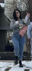 Latina in jeans