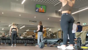 Thicc gym PAWG in tight black Nike leggings