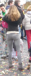 Street creepshots of girls and milfs in tight jeans