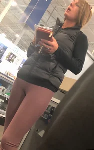 Skinny lady at Best Buy in tight leggings