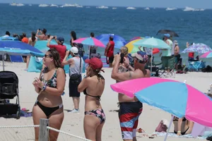 Candid Florida beach and bikini girls