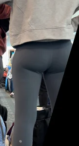Traveling blonde with nice ass in leggings