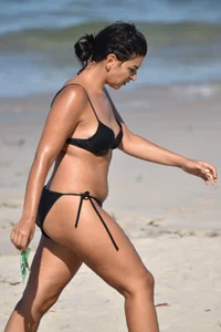 Thick mature brunette bikini lady on the beach with a nice body