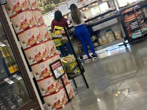 Milf with round ass🙏