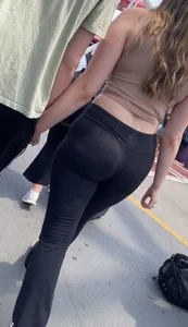 Thick white girl in leggings!!