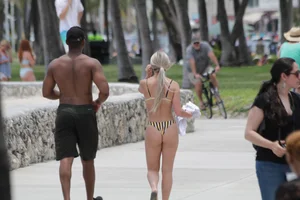 Candid Florida beach and bikini girls