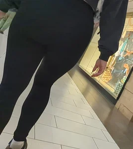 A few hot ladies at mall (OC)