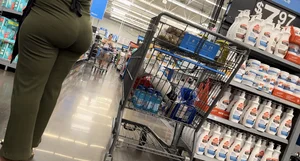 Look at the ass on this ebony milf