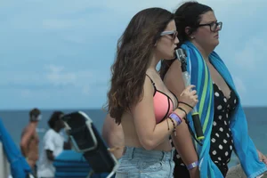 Candid Florida beach and bikini girls