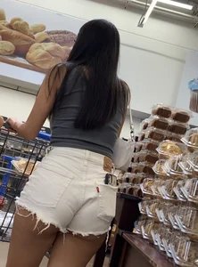 Pawg booty in camo shorts and extras