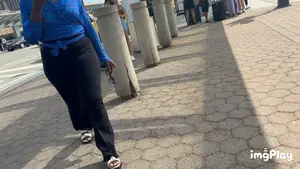 Black Queen with the YAMS in leggings at the airport ( OC , GIFs)