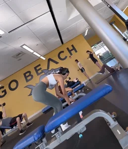 Must see! Gym babe bends over  / not OC