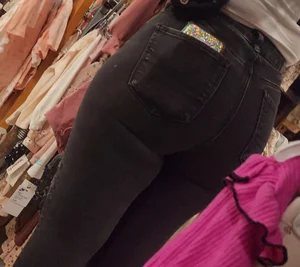 Thick Latina MILF shows off dumpy in black jeans