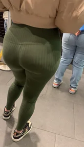 BLONDE PAWG in Green Leggings