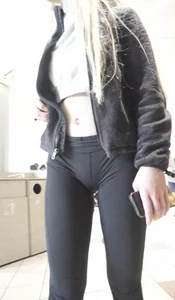 Skinny Blonde in Yoga Pants Cameltoe Creepshot