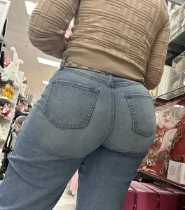 Latina baddie nice phattie in jeans‼️