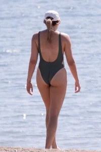 Don’t click if you hate chicks in bikinis