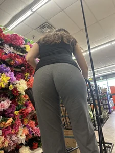 Petite chic w nice ass gobble in sweats‼️
