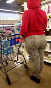 Ebony babe with a big booty in grey leggings