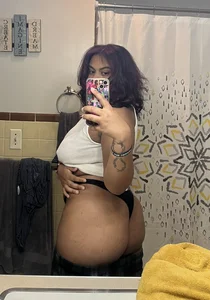 Chubby girl's mirror selfies