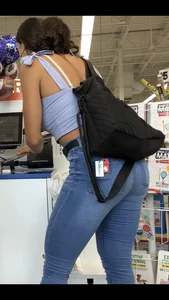 Tight body Latina in jeans