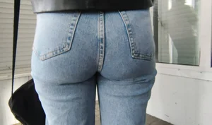 Girl with a round ass🍑