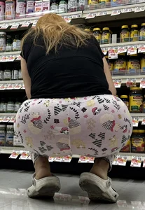 BBL squatting and bending in grocery store‼️