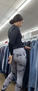 Pretty Latina has a sweet round ass that jiggle (gifs)