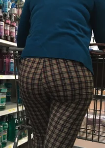 Nice big round booty in tight patterned leggings