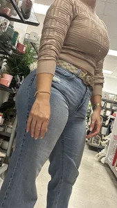 Latina baddie nice phattie in jeans‼️