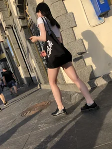 Awesome candid chick wearing a mini-skirt, closeups of her ass and legs