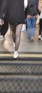 Girl with a runner in her pantyhose subway creepshot