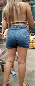 Hungry ass Hottie blonde